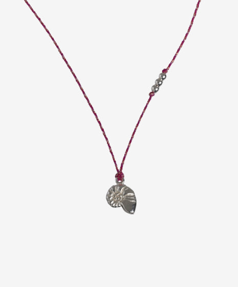 Collar de Cordón y Piedras con Colgante Plateado