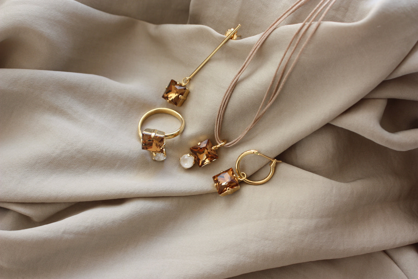 Pendiente Largo con Colgante Cuadrado