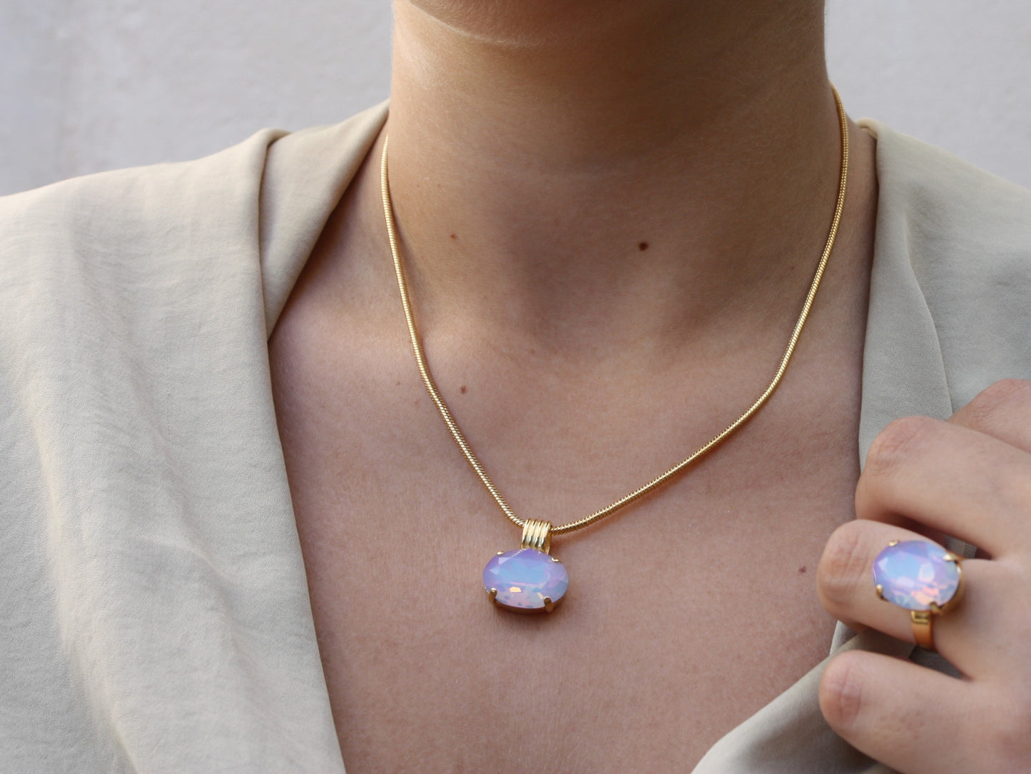 Collar de Cadena con Colgante Ovalado