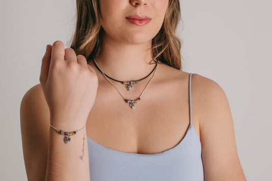 Pulsera de Cuero con Abalorios y Colgante