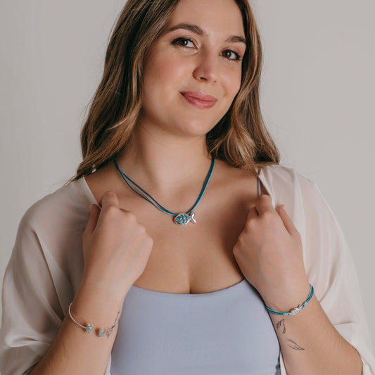 Collar de Triple Cordón con Colgante de Pez