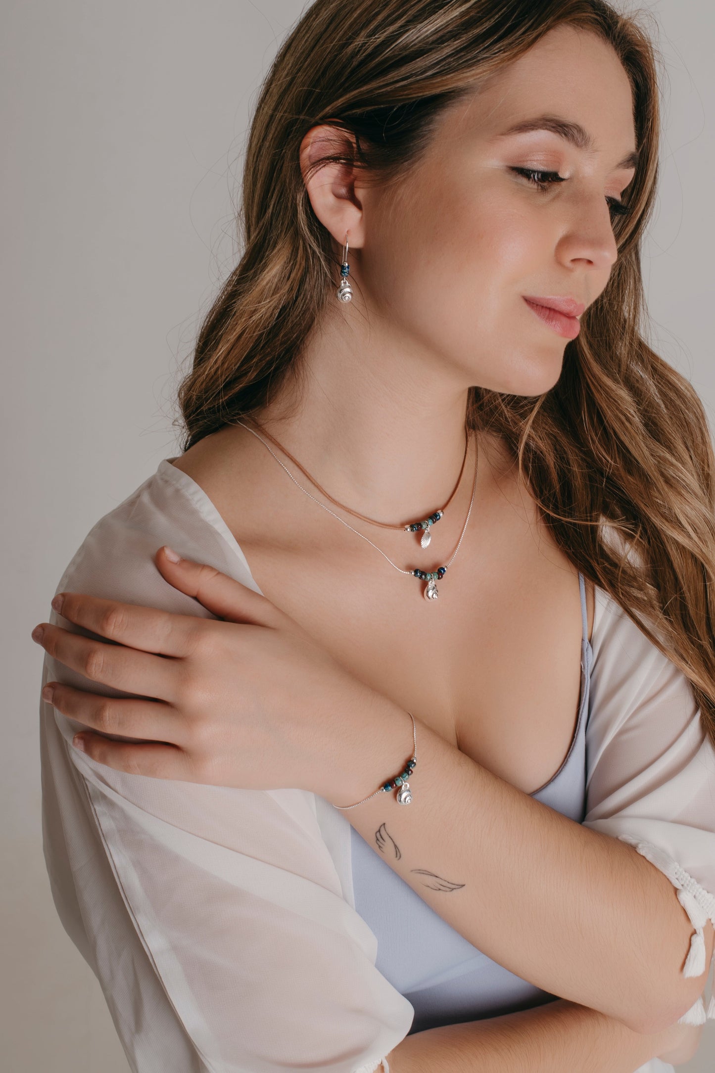 Collar de Cadena y Abalorios con Colgante Plateado